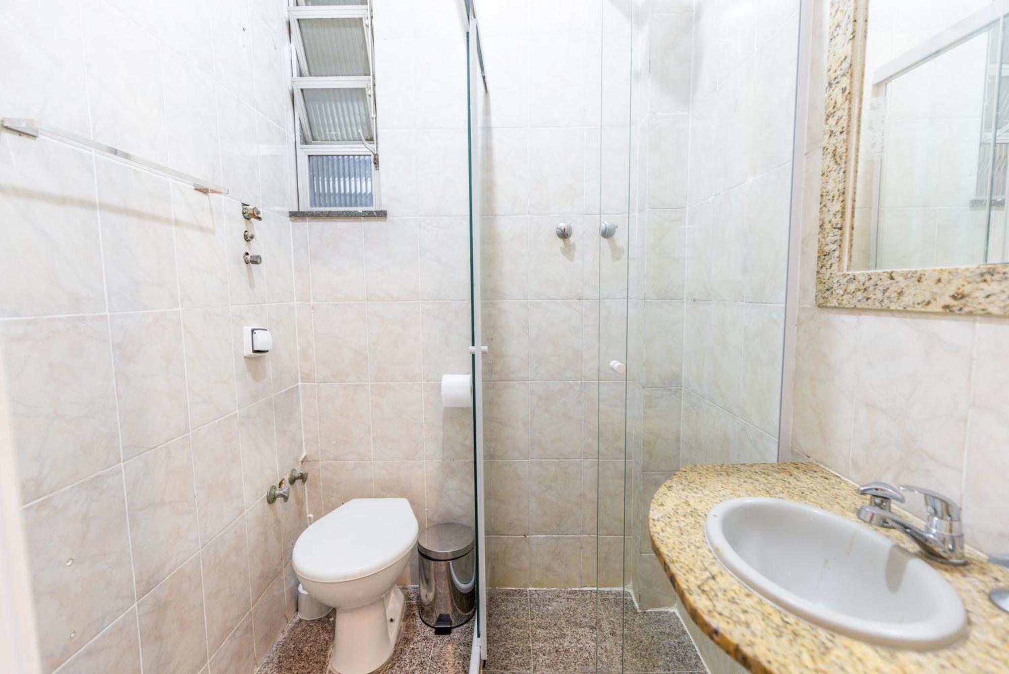 No Leme Copacabana Com Cama Queen, Ar Split, Wifi, Tvsmart, Portaria 24 E 400m Da *