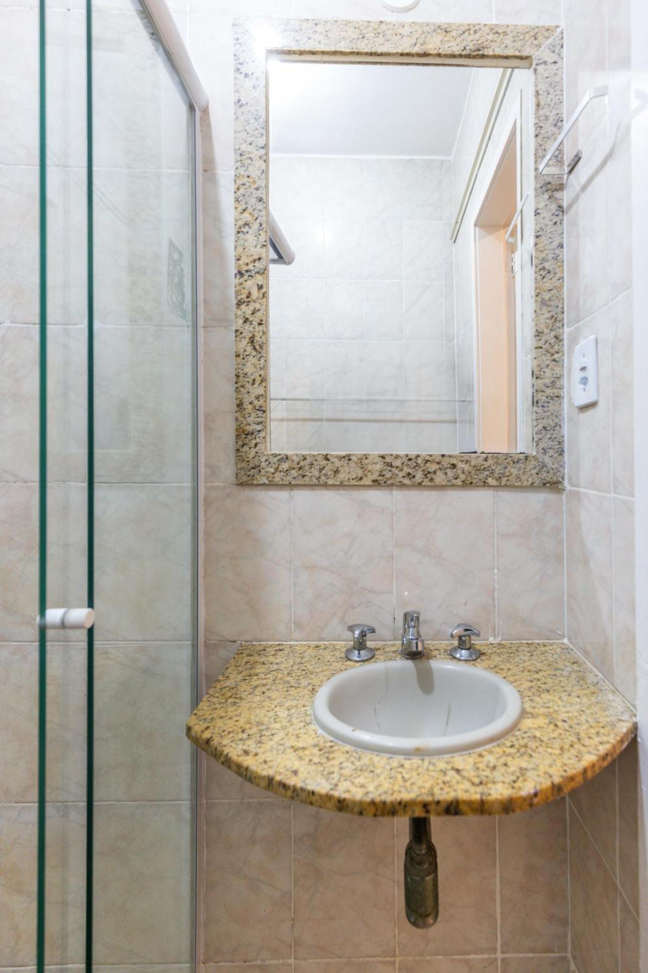 No Leme Copacabana Com Cama Queen, Ar Split, Wifi, Tvsmart, Portaria 24 E 400m Da Apartamento *