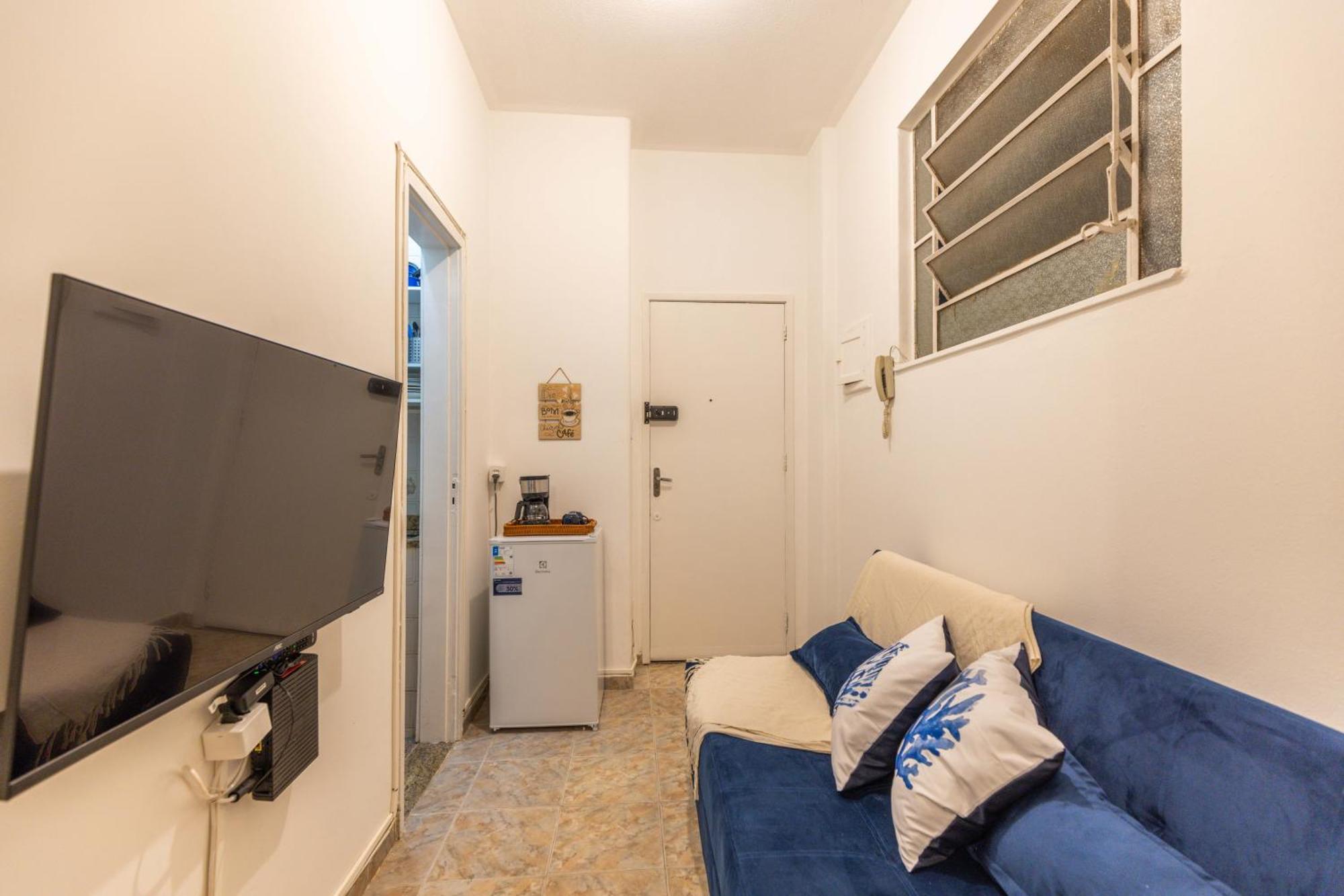 No Leme Copacabana Com Cama Queen, Ar Split, Wifi, Tvsmart, Portaria 24 E 400m Da Apartamento *